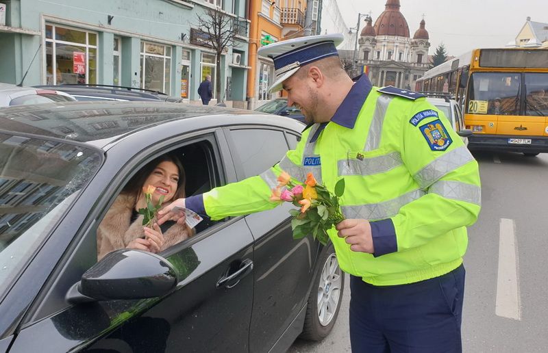 FOTO: Poliţiştii împart flori şi zâmbete