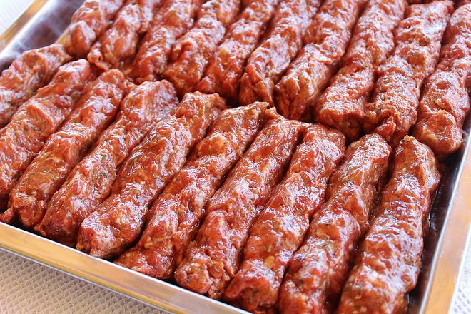 O tonă de carne de mici produsă în Mureş, infestată cu salmonella!