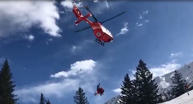 VIDEO: Turist francez accidentat în munţii Făgăraş, preluat de elicopterul SMURD Mureş