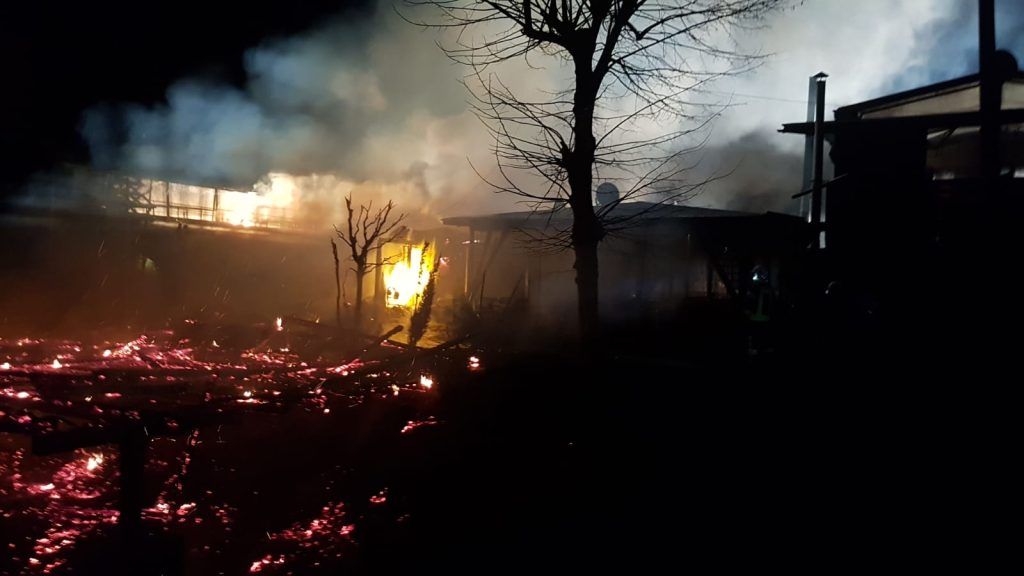 FOTO-VIDEO: În Complexul Weekend, o clădire a fost mistuită de flăcări