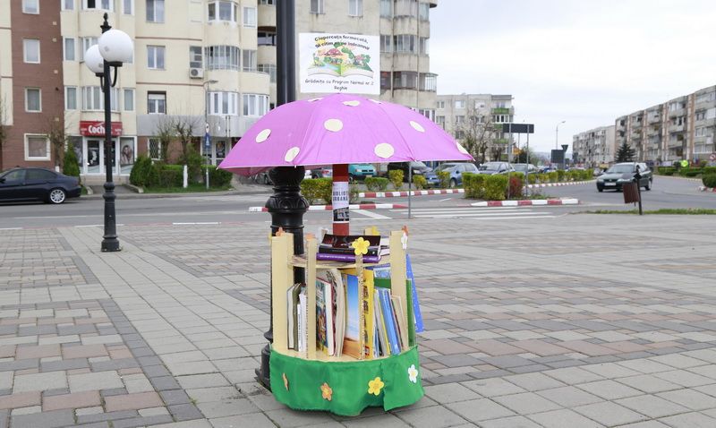 FOTO: „Biblioteca urbană” îi invită la lectură pe reghineni!