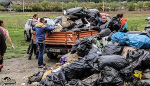 FOTO: Tone de gunoi adunate de voluntari de pe malul Mureşului!