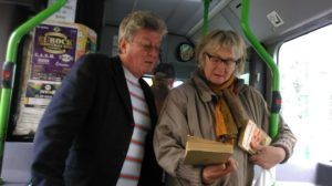 FOTO: ”Minibiblioteca din Autobuz” invită târgumureșenii la o lectură inedită