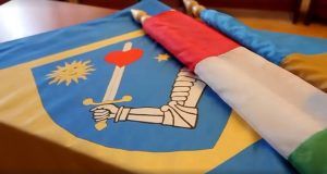 Preşedinte de Consiliu Judeţean, obligat de instanţă să înlăture steagul Ţinutului Secuiesc din sala de şedinţe!
