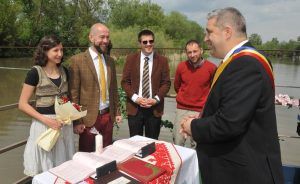 FOTO INEDIT: Căsătorie pe bac, pe râul Mureș!