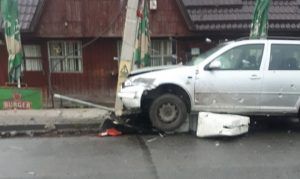Accident în Sângeorgiu de Mureş: a condus băut şi s-a izbit de un stâlp!