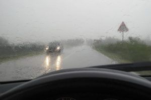 Conduceţi prudent pe timp de ploaie! Recomandări făcute de Poliţia Mureş