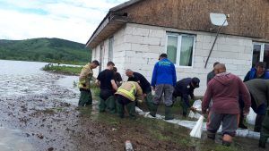 FOTO: Breșă în digul de apărare al comunei Sânpaul! Apa a ajuns la case.