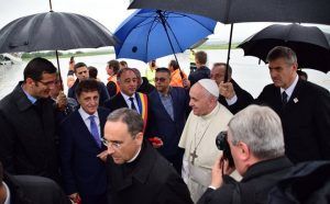 FOTO: Imagini cu sosirea Papei Francisc în judeţul Mureş!