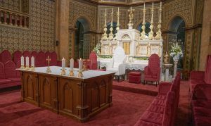FOTO: Cum arată tronul papal realizat de designerul reghinean Mihai Grama