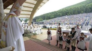 Papa Francisc, primit cu lacrimi de bucurie, emoţie şi speranţă la Şumuleu Ciuc