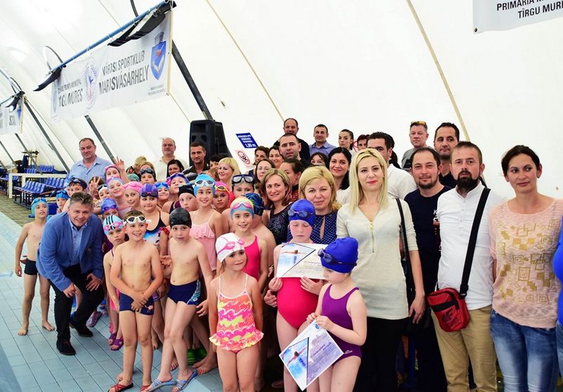 Peste 1.000 de elevi târgumureșeni au învățat să înoate în cadrul cursurilor gratuite inițiate de municipalitate