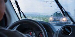 Recomandări utile pentru şoferii care circulă pe ploaie