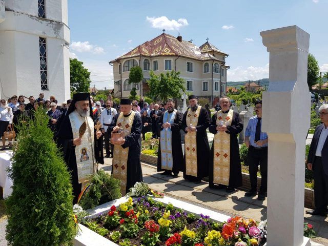 Preotul profesor Ilie Moldovan, omagiat în  parohia Albești