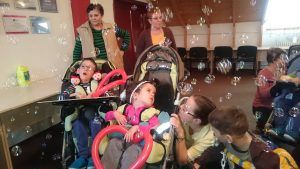 FOTO: 8 luni de activități de teatru interactiv pentru copiii cu dizabilități din Centrul de Îngrijire și Recuperare Perseverența din Târgu Mureș