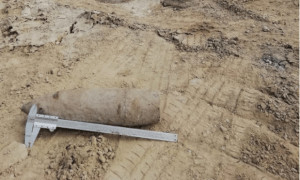 FOTO: Proiectil exploziv găsit pe autostradă zona Luduș – Gheja