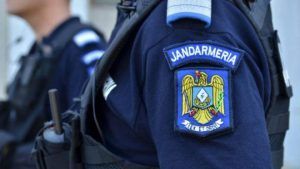 Târgu-Mureş: Jandarm bătut de patru derbedei care scriau pe peretele unei instituţii!