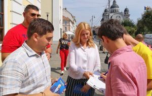 Mii de semnături pentru Klaus Iohannis adunate de liberalii mureşeni