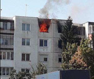 FOTO: UPDATE – Incendiu violent la un apartament de pe strada Progresului