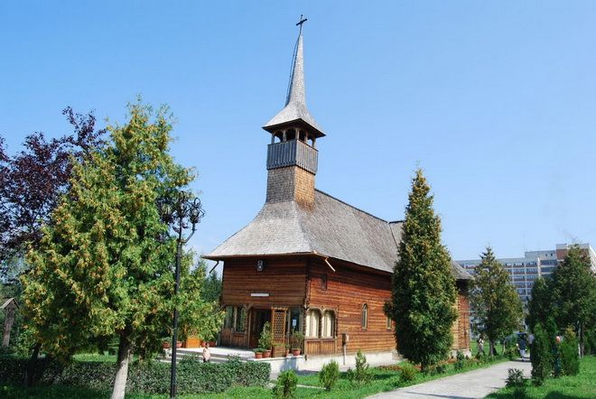 Biserica de lemn Sfânta Paraschiva, sfinţită de ÎPS Irineu