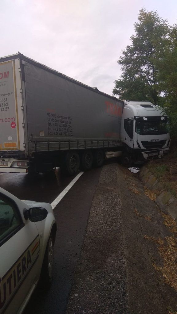 FOTO. Accident cu un tir răsturnat. Circulație blocată!