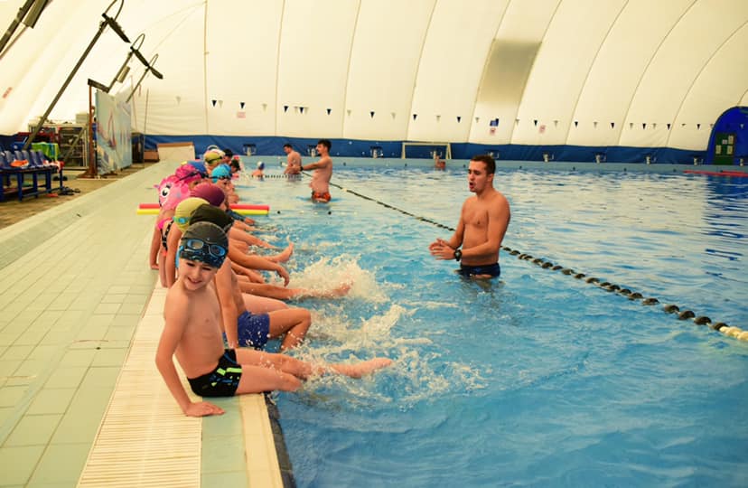 Se reiau cursurile gratuite de înot pentru copii din Târgu-Mureș!