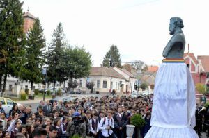 FOTO: Bustul lui Papiu Ilarian, în haine noi de Centenarul colegiului