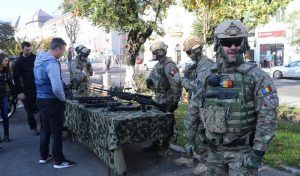 FOTO: Expoziție de tehnică militară în Piața Trandafirilor