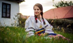 INTERVIU cu Roxana Varodi: ”Folclorul a fost o parte esențială a copilăriei mele!”