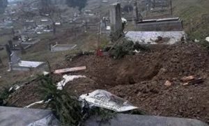 FOTO ȘOCANT! Cadavru dezgropat de un urs într-o localitate din Mureș!