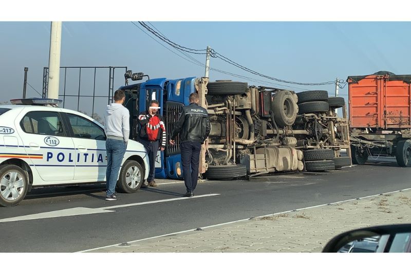 Autocamion răsturnat în zona Ernei