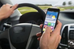 Şoferi amendaţi pentru că utilizau telefonul mobil