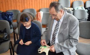 Cursuri și ateliere susținute de bunici voluntari într-o şcoală din Târgu-Mureş