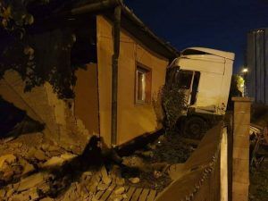 FOTO: Accident în Sângeorgiu de Mureş: un camion a intrat într-o casă!