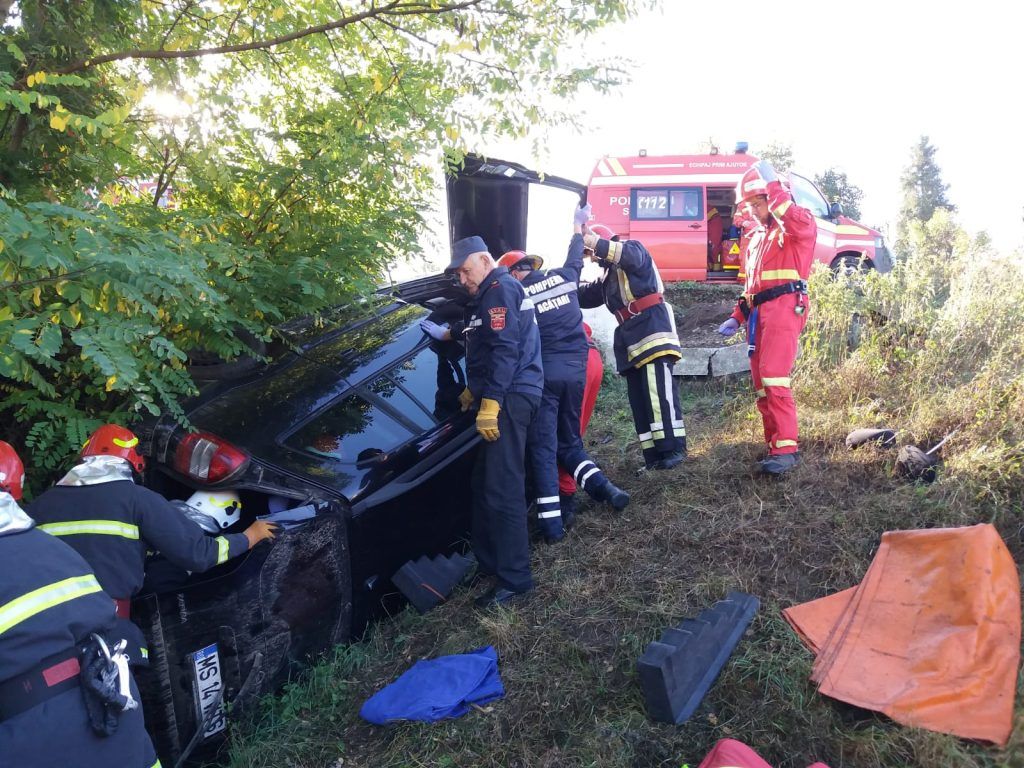 FOTO: Accident cu 5 răniți în comuna Acățari