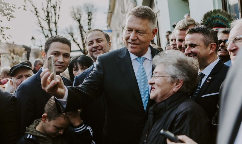 (P): FOTO: Klaus Iohannis, în dialog cu cetățenii: Nimeni nu a reușit să-i îngenuncheze pe români și PSD în veci pururi nu va reuși