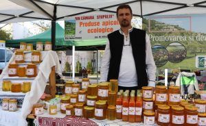 Produse ecologice 100%, de la Olimpiu Burlea, preotul apicultor din Țopa
