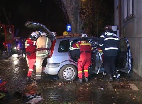 FOTO: Accident cu patru tinere rănite, pe strada Mihai Viteazul