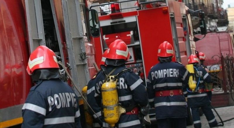 Panică într-un bloc din Târgu-Mureș! 38 de locatari, evacuați de pompieri!