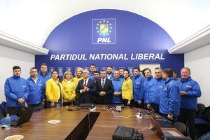 VIDEO: Bucurie la sediul PNL Mureș la anunțarea rezultatelor exit-poll-urilor