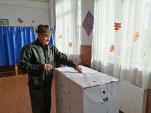Comuna Solovăstru votează, în frunte cu primarul Ilie Chirilă Tătar