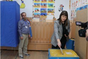 FOTO: Deputatul USR, Lavinia Cosma, a votat ”ca să nu mai plece tinerii din țară”