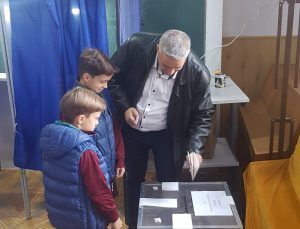 FOTO: Primarul Sângeorgiului de Mureș a votat cu optimism, pentru un președinte care ”să formeze un viitor pentru familii puternice”
