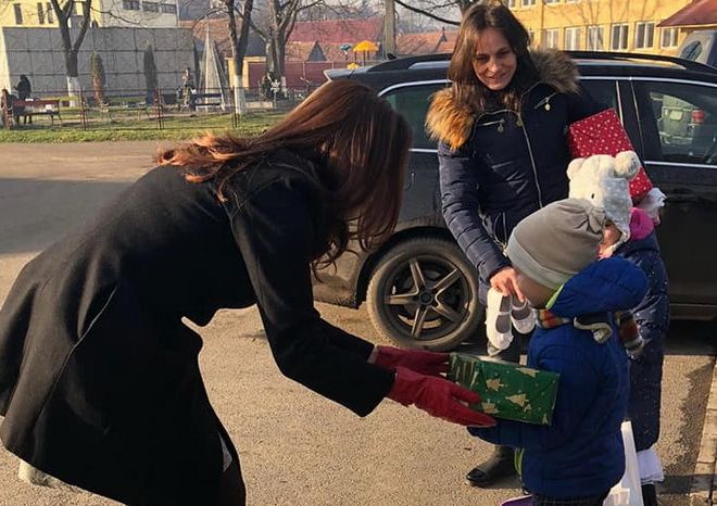 RESPECT! FOTO: Cadouri pentru copii și vârstnici oferite de voluntarii Asociației Civitas!