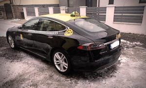FOTO INEDIT. Primul taxi din Mureș pe mașină Tesla Model S!