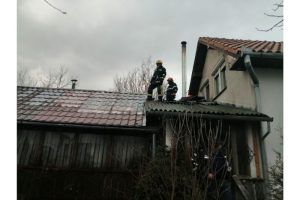 FOTO: Incendiu la o casă din Târgu-Mureș