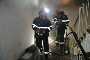 Incendiu de apartament în Luduș! O victimă, transportată la SMURD!