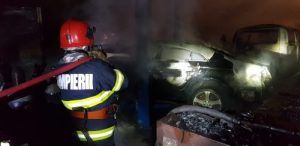 FOTO: Mașini arse la un service auto pe Calea Sighișoarei
