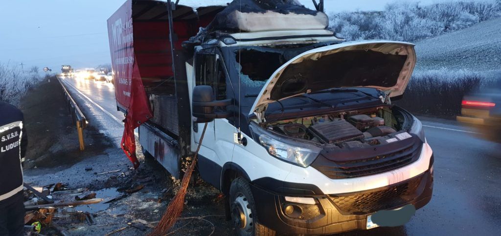 FOTO: Un autocamion a luat foc pe E60, la Luduș