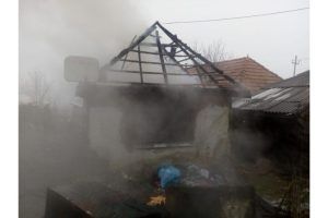 Casă arsă în totalitate în comuna Solovăstru